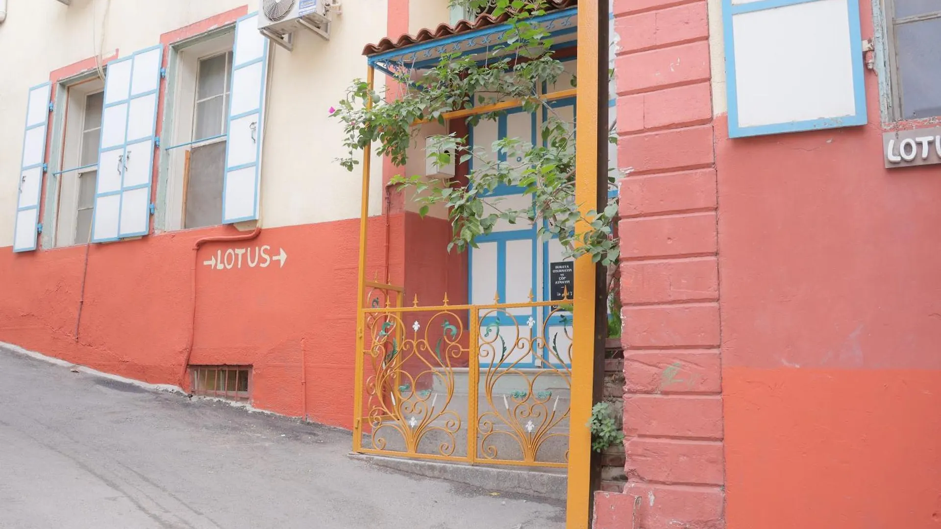 Lotus Garden Hostel Измир