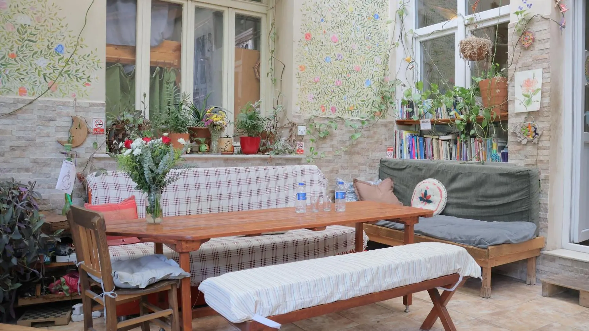 Lotus Garden Hostel Измир 0*,