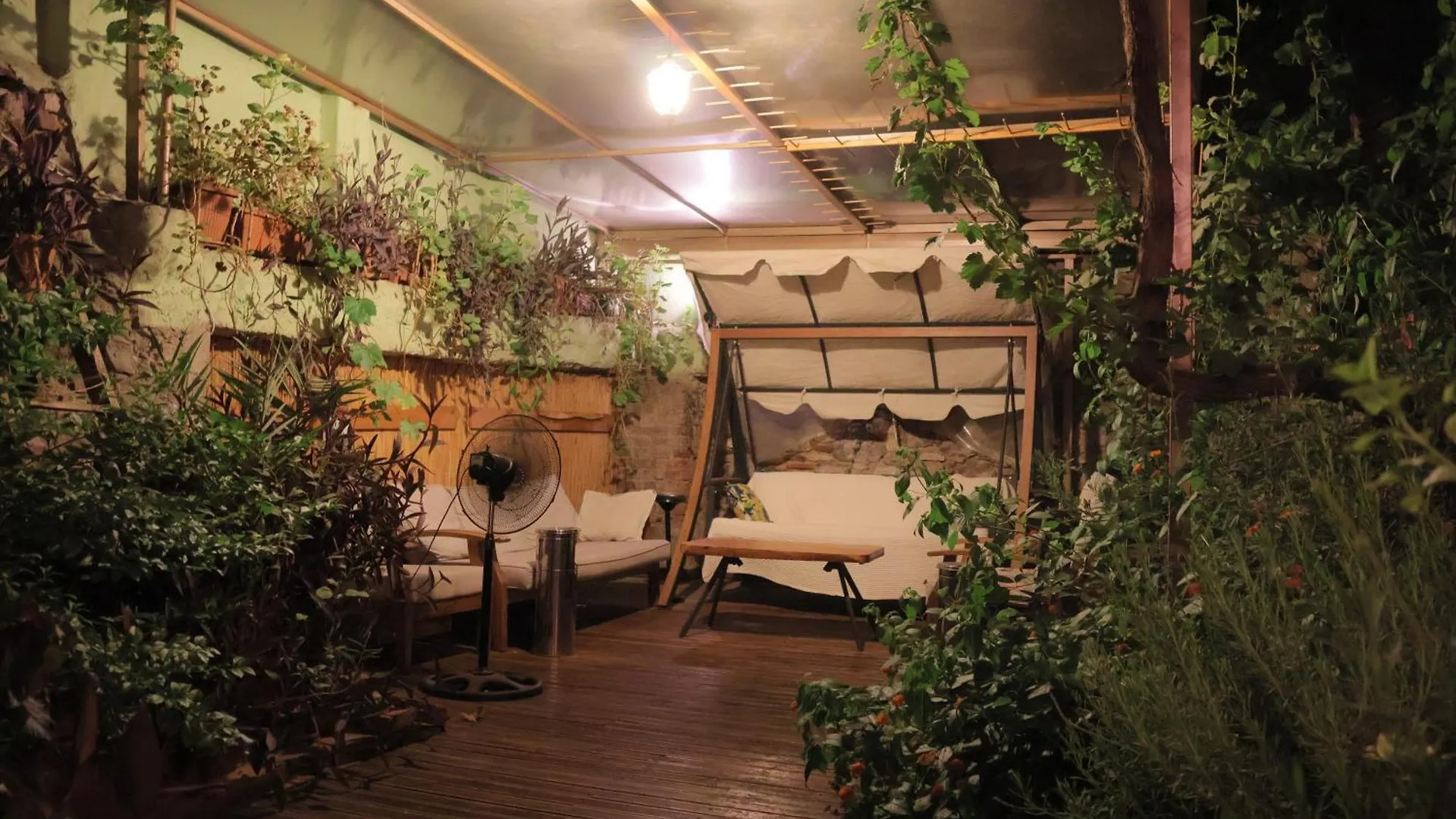 Lotus Garden Hostel Измир