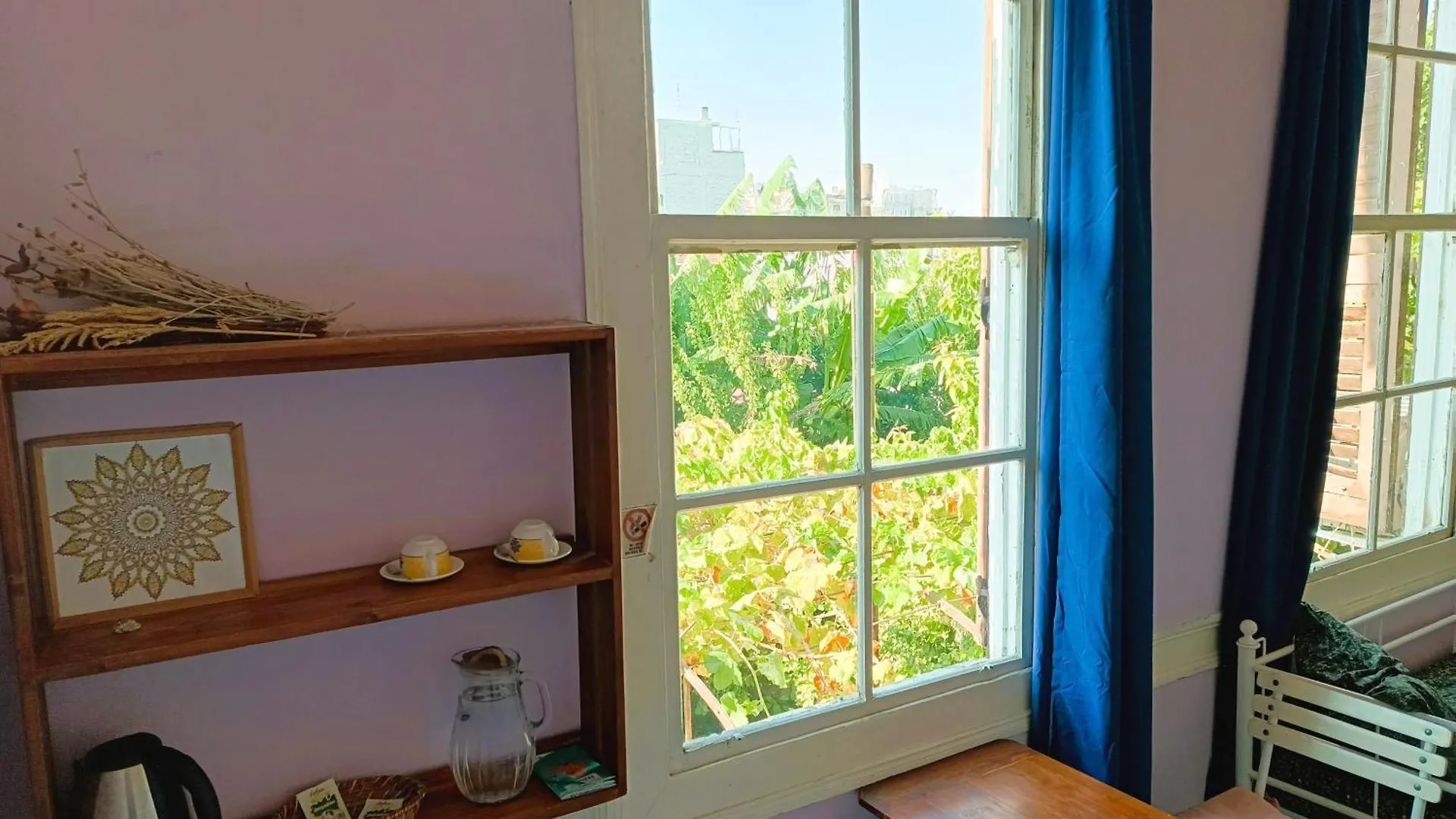 Lotus Garden Hostel Измир